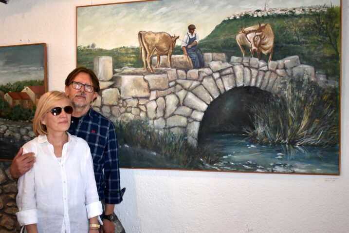 Kći pokojne slikarice Stanislave Radimiri, Diana Barac sa suprugom, pored rada koji je umjetničina obitelj darovala Općini / Snimio M. TRINAJSTIĆ