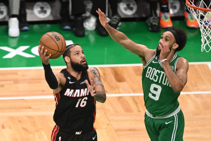 Caleb Martin i Derrick White/Foto REUTERS