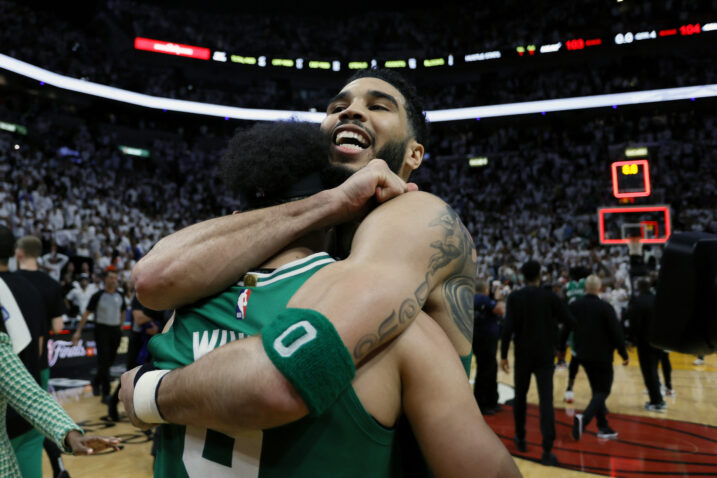 Derrick White i Jayson Tatum/Foto REUTERS