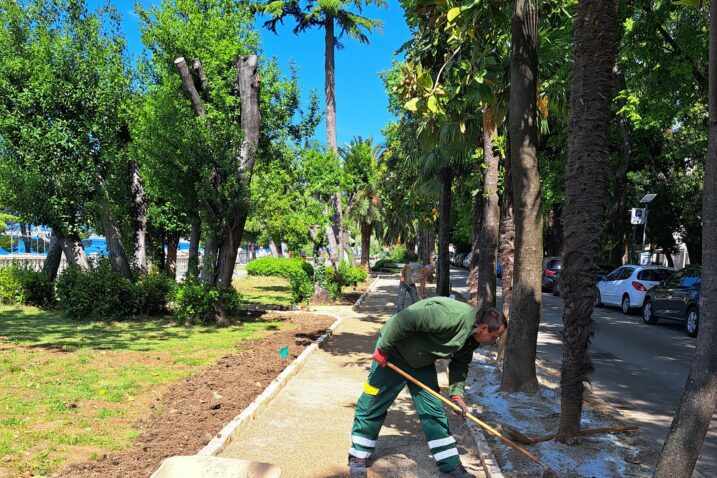 Radovi obuhvaćaju ugradnju novog sustava automatskog zalijevanja, obnovu staza u sipini i revitalizaciju travnjaka / Foto GRAD CRIKVENICA