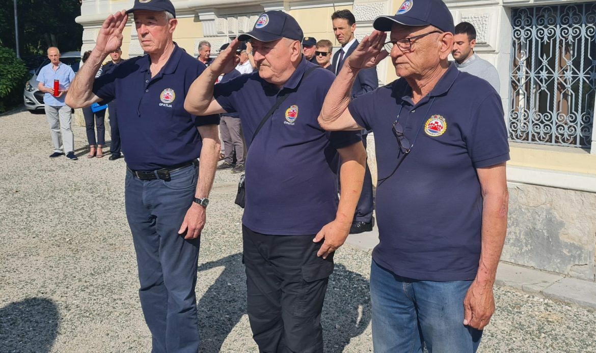 Počast poginulima kraj spomenika u Opatiji / Foto GRAD OPATIJA