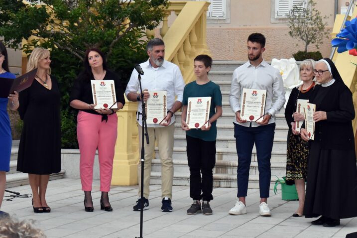 Svi laureati Općine Omišalj sa zasluženim priznanjima / M. TRINAJSTIĆ