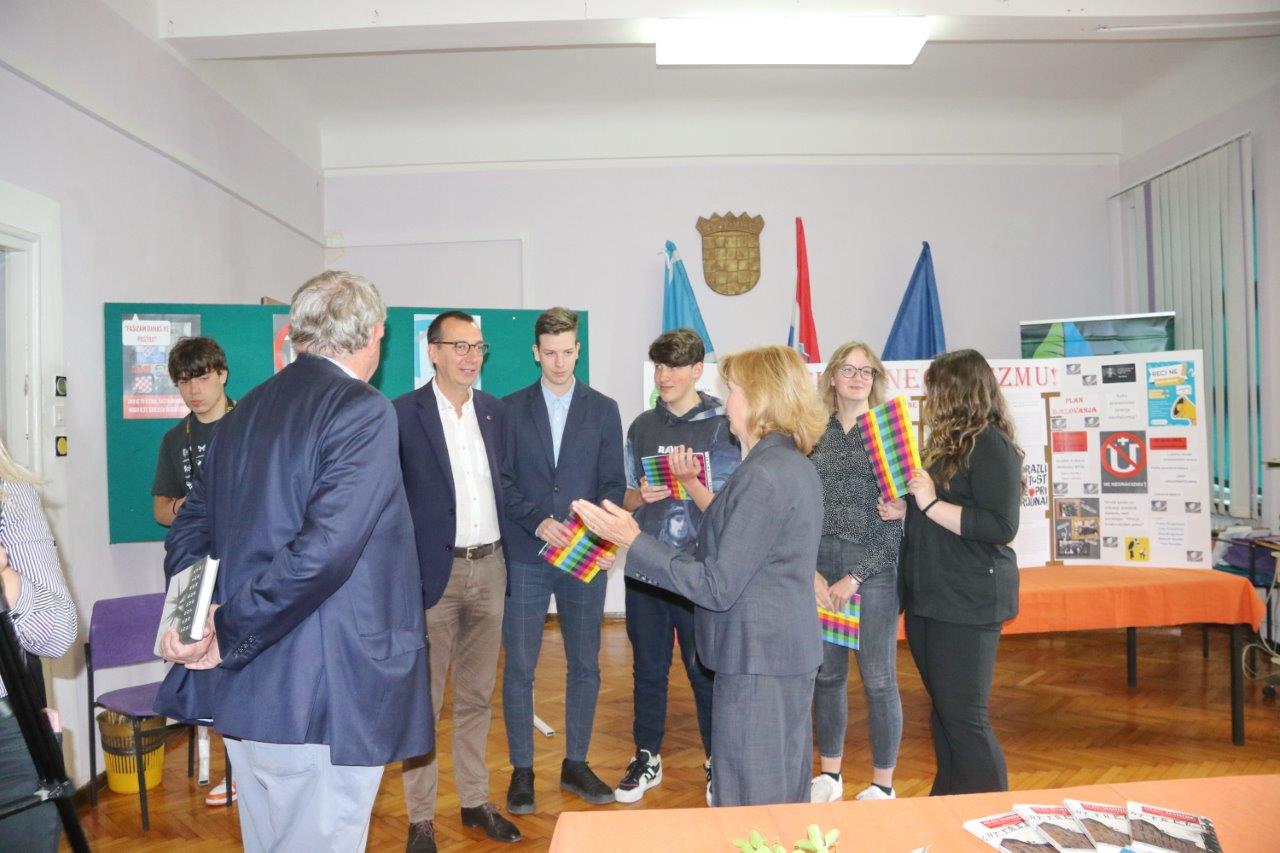 U Rije koj Prirodoslovnoj I Grafi koj koli Rekli NE Neofa izmu Novi List