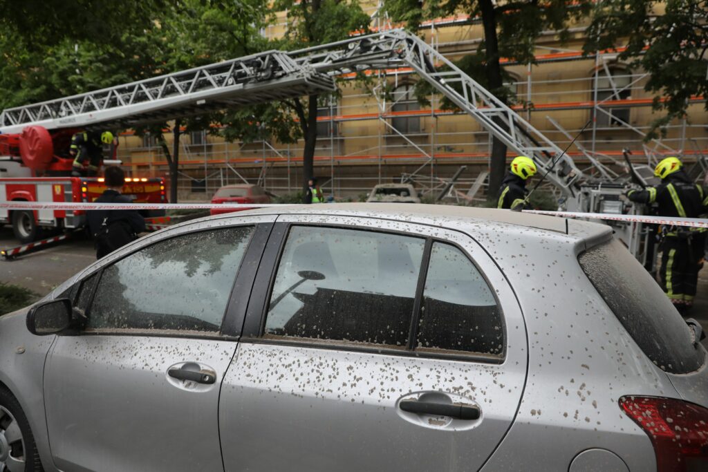 02.05.2023., Zagreb - Dio zgrade i gradjevinska skela koji su bili postavljeni na Muzeju za umjetnost i obrt urusio se na nogostup i parkirane automobile u Klaicevoj ulici. Photo: Patrik Macek/PIXSELL
