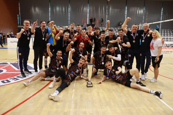 Odbojkaši Mladosti s trofejom/Foto PIXSELL