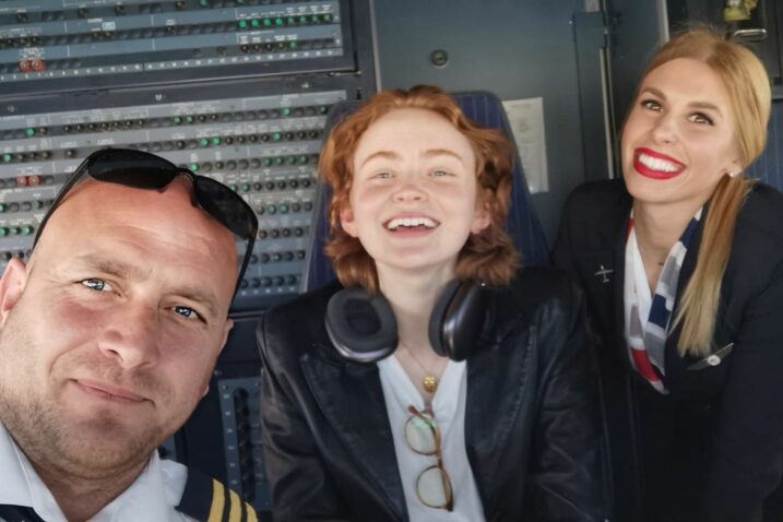 Sadie Sink u kokpitu s posadom / Foto Croatia Airlines