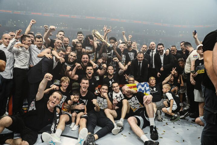 Košarkaši i treneri Partizana s titulom/Foto Facebook KK Partizan