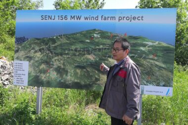 Kineski inženjer našoj je ekipi pokazao plan projekta Vjetroelektrane Senj / Foto V. MRVOŠ