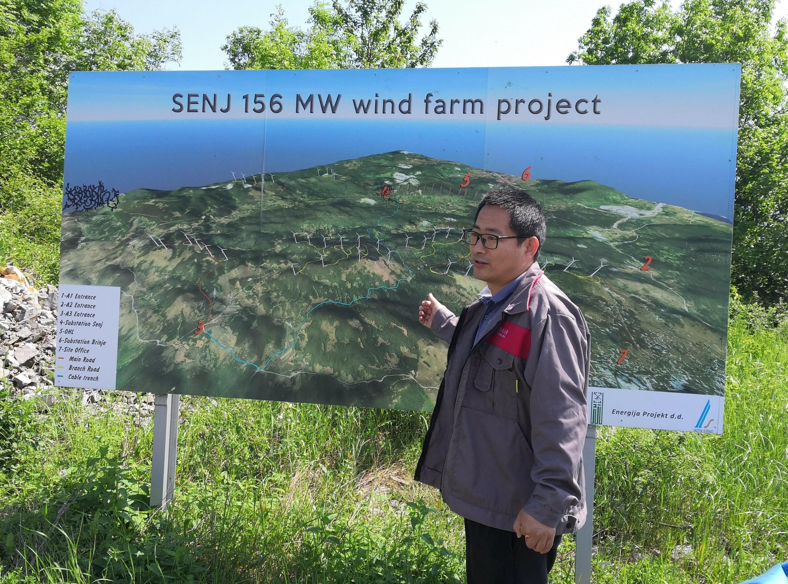 Kineski inženjer našoj je ekipi pokazao plan projekta Vjetroelektrane Senj / Foto V. MRVOŠ