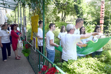 Učenici Učeničkog doma Podmurvice ponosno su podigli zelenu zastavu / Snimio Vedran KARUZA