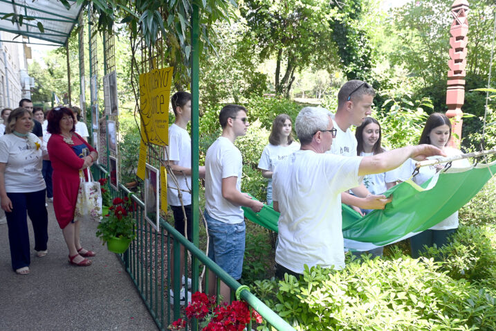 Učenici Učeničkog doma Podmurvice ponosno su podigli zelenu zastavu / Snimio Vedran KARUZA