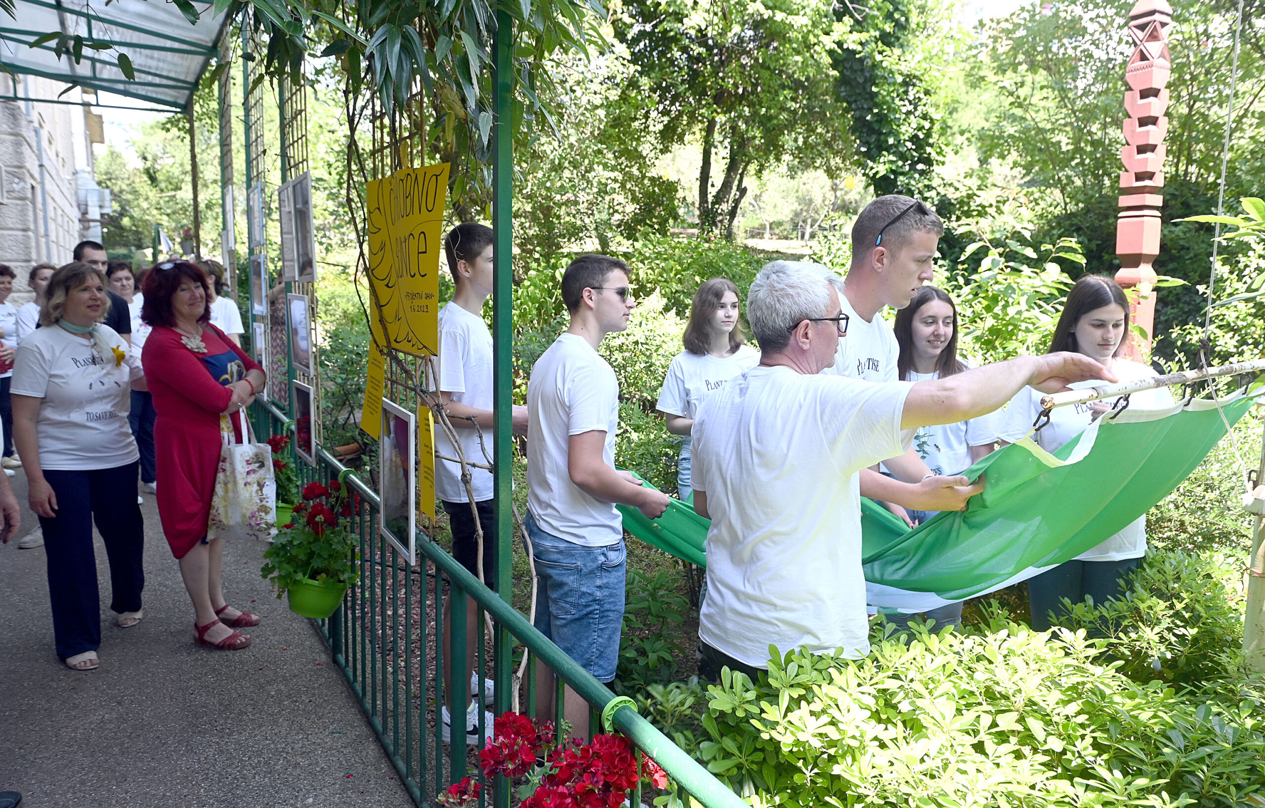 Učenici Učeničkog doma Podmurvice ponosno su podigli zelenu zastavu / Snimio Vedran KARUZA
