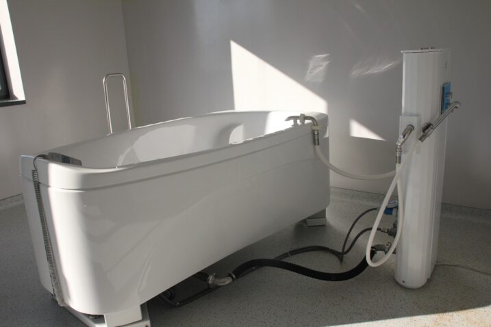 U moderno opremljenu sobu nove bolnice već je instalirana najmodernija kada za porode
