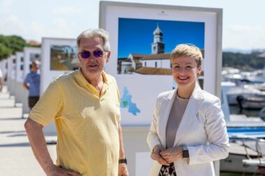 Denis Redić i Ivana Kovačić ispred izložbenih panoa u gradu Krku / Foto L. TABAKO