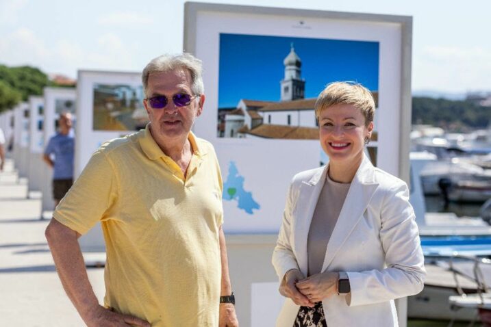 Denis Redić i Ivana Kovačić ispred izložbenih panoa u gradu Krku / Foto L. TABAKO