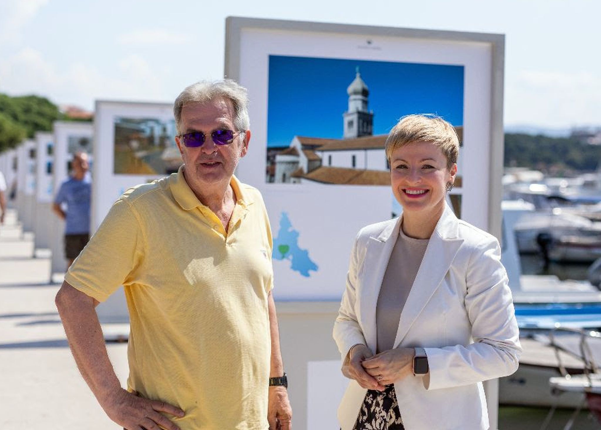 Denis Redić i Ivana Kovačić ispred izložbenih panoa u gradu Krku / Foto L. TABAKO