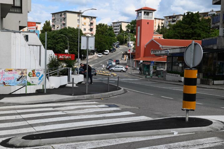 Prometni otok na raskrižju ulica Andrije Peruča i Kvaternikove ulice / Foto Marko GRACIN