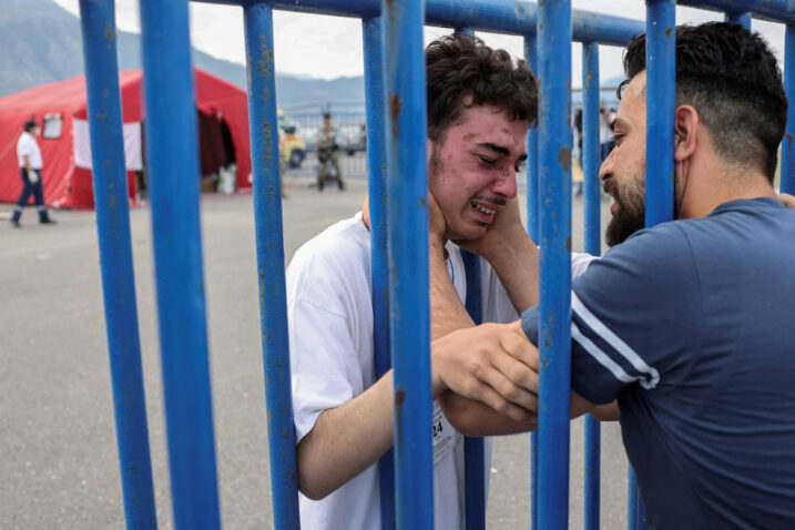 Jedan od preživjelih migranata nakon susreta s bratom / REUTERS