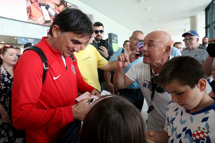 Zlatko Dalić s hrvatskim navijačima po slijetanju u Zagreb / Foto Igor Kralj/PIXSELL