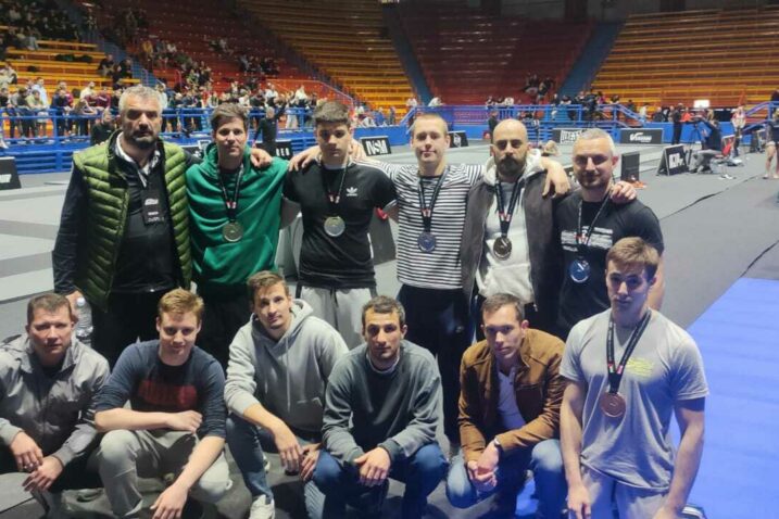Trener Tomislav Notizberg s članovima Ju-Jitsu kluba Kastav