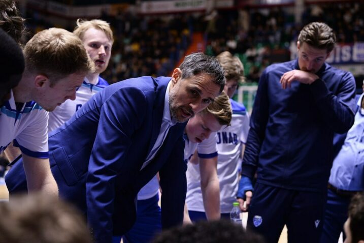 Andrej Štimac s igračima tijekom minute odmora/Foto FIBA