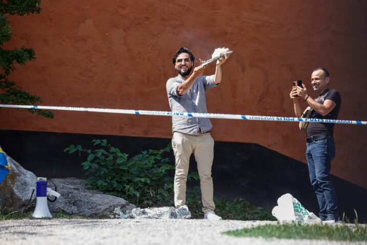 Muškarac koji je zapalio Kuran pred glavnom džamijom u Stockholmu / Foto Reuters
