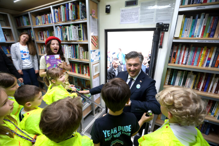 Andrej Plenković u društvu mališana / Foto Boris Scitar/PIXSELL