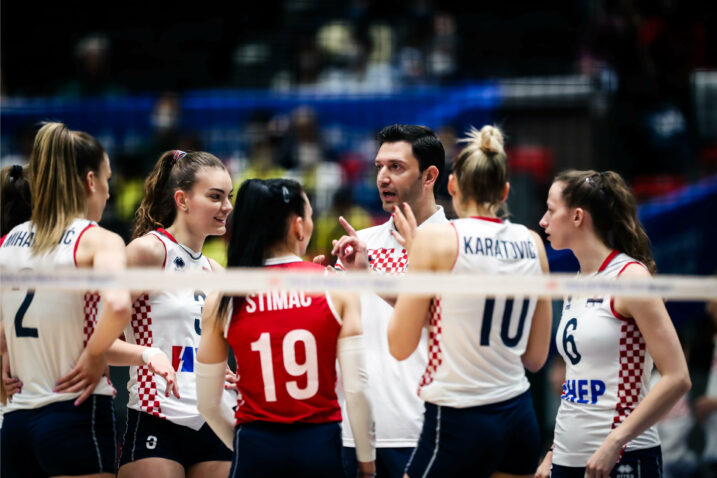 Izbornik Ferhat Akbas tijekom minute odmora/Foto www.volleyballworld.com