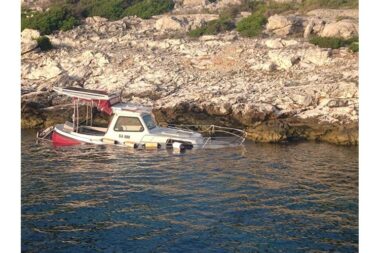 Brodica potopljena na metar dubine kod Dugog otoka / Foto Ministarstvo mora
