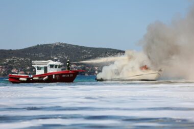 Ilustracija akcije vatrogasne brodice (ne prikazuje događaj ni brodicu iz teksta) / Foto Marko Dimic/PIXSELL