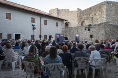 Puno gledalište u kaštelu Grada Grobnika /Foto ANA RUBČIĆ