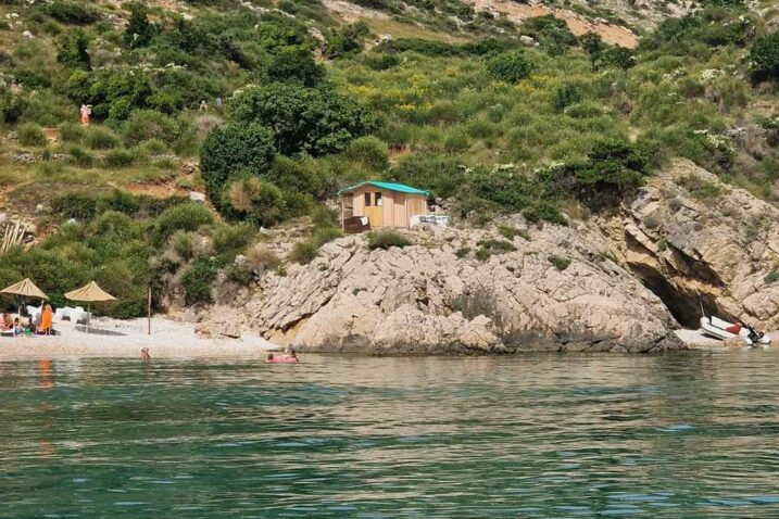 »Montažni objekt za masažu« samo je dio problema koje Općina Punat ovih dana rješava na plaži Oprna
