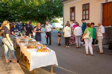Druženje pred crkvom uz zakusku / Foto: Vinodolska općina