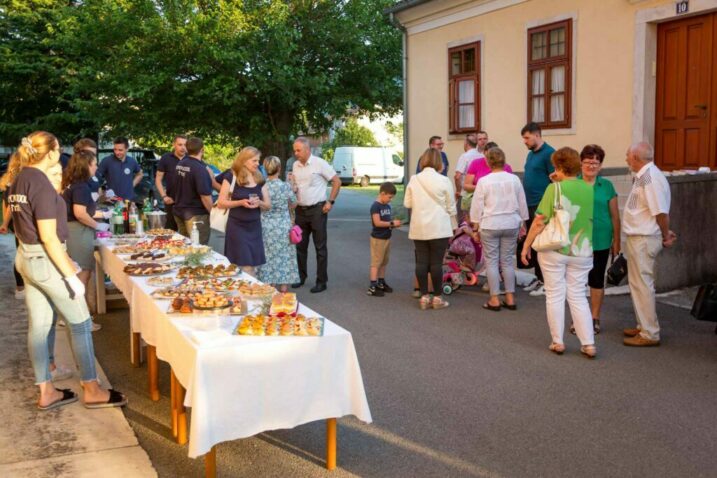 Druženje pred crkvom uz zakusku / Foto: Vinodolska općina