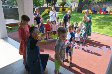 Predškolci su Ljiljani Urem pomogli presjeći vrpcu / Foto B. PURIĆ