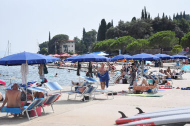 Na plaži Ičići kupači konačno na ležaljkama i pod suncobranima / Foto SERGEJ DRECHSLER