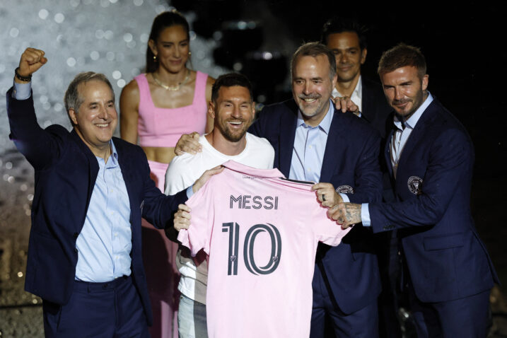 Leo Messi s vlasnicima kluba Jorgeom i Joseo Masom, te Davidom Beckhamom/Foto REUTERS