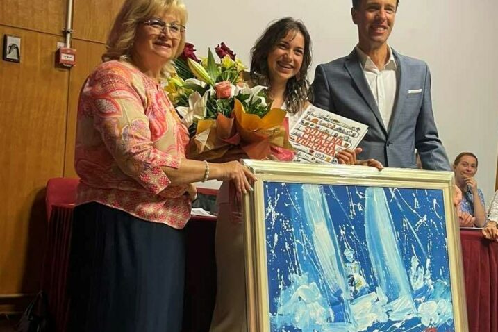 Ravnateljica Ksenija Beljan, učenica generacije Stela Budimir i gradonačelnik Fernando Kirigin / Foto HT škola