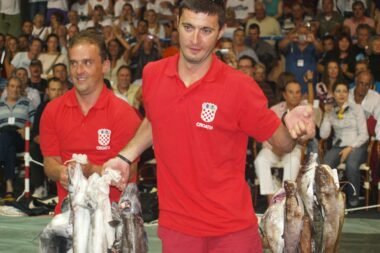 Daniel Gospić s Đanijem Uhačem (lijevo) i pobjedničkim ulovom na Svjetskom prvenstvu 2010. / Snimio B. PURIĆ