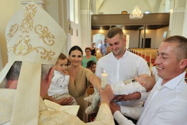 Krštenje petog djeteta u Cvitoviću / Snimio Marin SMOLČIĆ