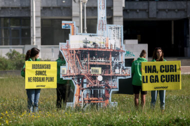 Današnji prosvjed aktivista Greenpeacea u Zagrebu / Foto Igor Kralj/PIXSELL