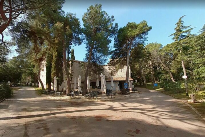 Lokacija Caffe bara Školjka na Velikom Brijunu. U blizini se dogodila tragična nesreća / Foto Screenshot Google Maps
