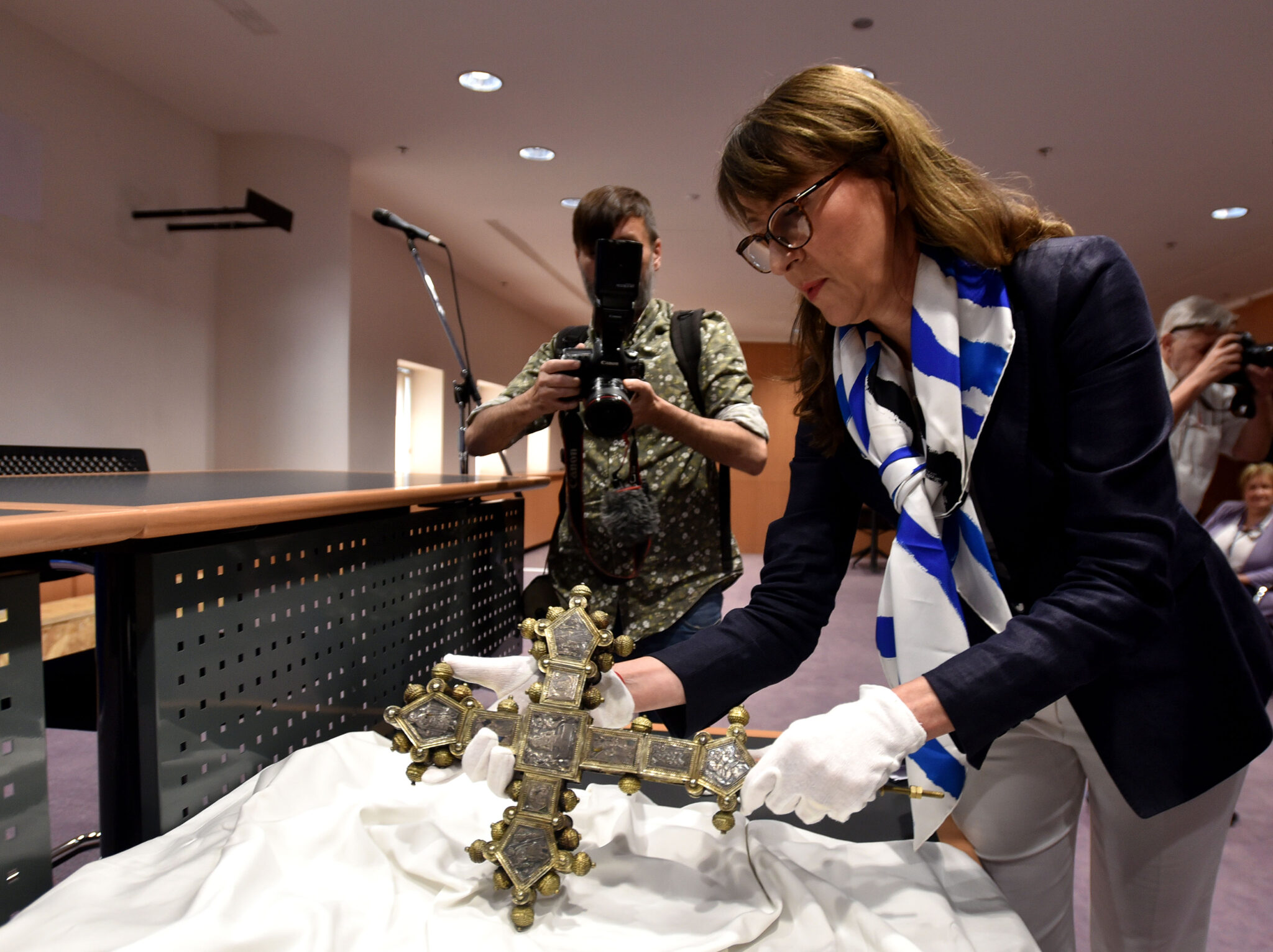 Nakon skoro 50 godina Hrvatskoj vraćen vrijedan križ koji je bio ...