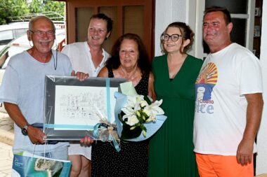 Dagmar i Harald Bjick na primanju u Selcu sa svojim domaćinima obitelji Antić i direktoricom TZG Crikvenice Marijanom Biondić / Foto Marko Gracin