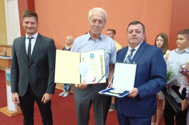 Predsjednik Općinskog vijeća Dino Turčić, dobitnik nagrade za životno djelo Antun Jurić i načelnik Neven Komadina / M. TRINAJSTIĆ