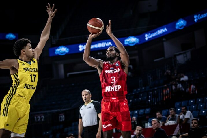ODLIČNA PARTIJA - Jaleen Smith šutira preko Fasasija/Foto FIBA