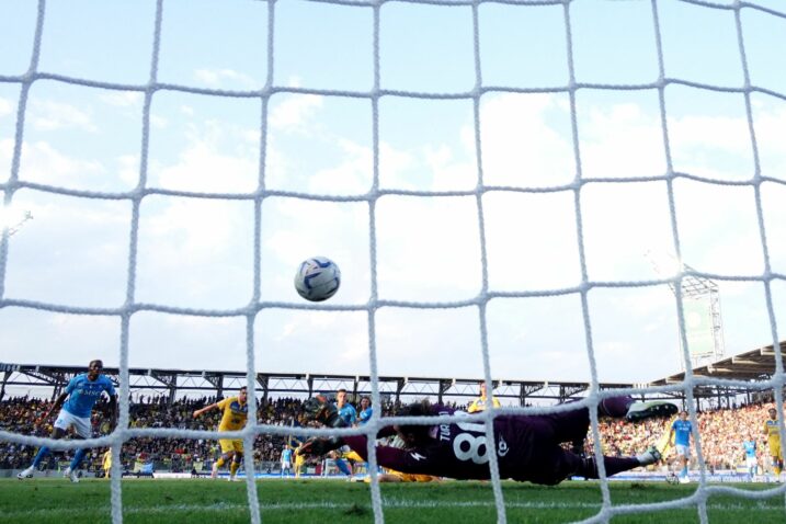 Napolijev Matteo Politano zabija prvi gol Frosinoneovom Stefanu Turatiju / Foto Reuters