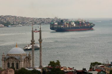 Kontejneraš Joseph Schulte prolazi Bospor u Istanbulu na putu iz Ukrajine / Foto Reuters