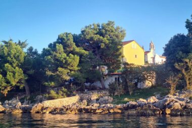 Obala ispod samostana najlakše je dostupna s mora, a drevni zidić lako se preskoči / Foto MORSKI.HR