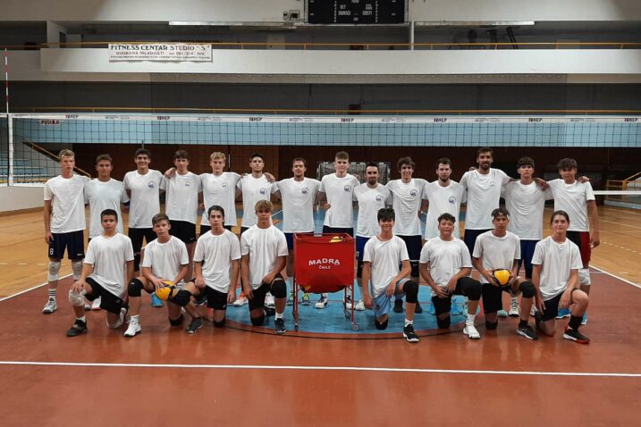 Odbojkaši Rijeke s najperspektivnijim juniorima i kadetima na prvom treningu/Foto MOK Rijeka